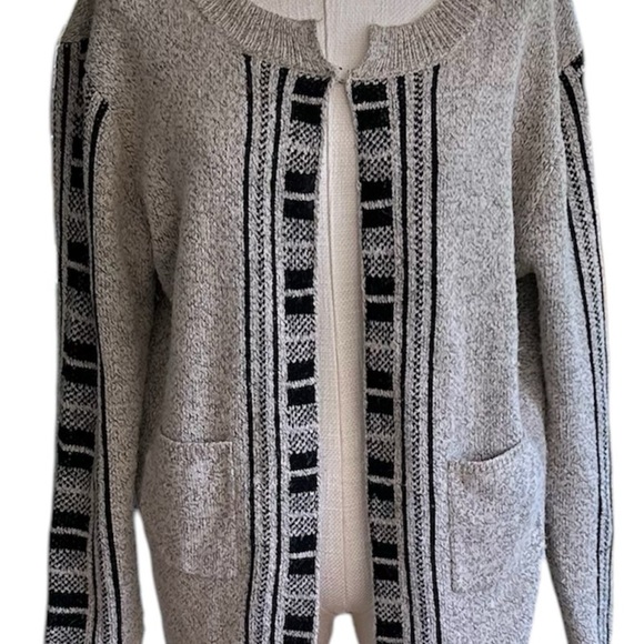 Maddison Long Sweater with Pretty Design Size Large - Picture 3 of 8